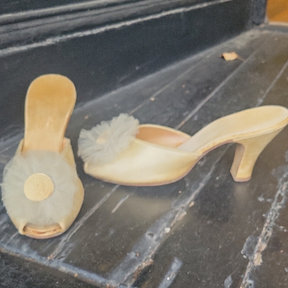 Vintage Elegant Cream Heeled Mules